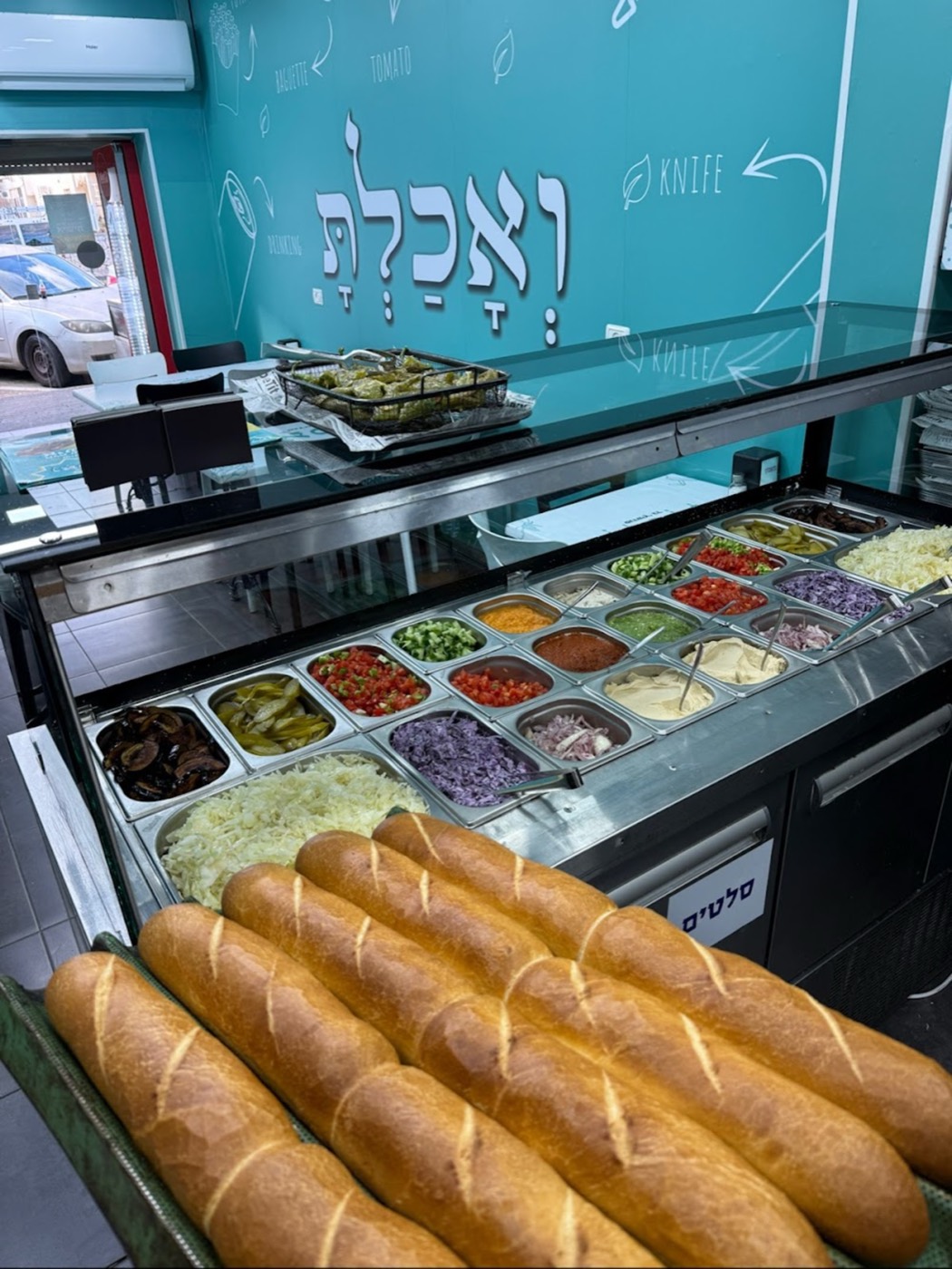 בגטים חמים מול פינת הסלטים של ואכלת